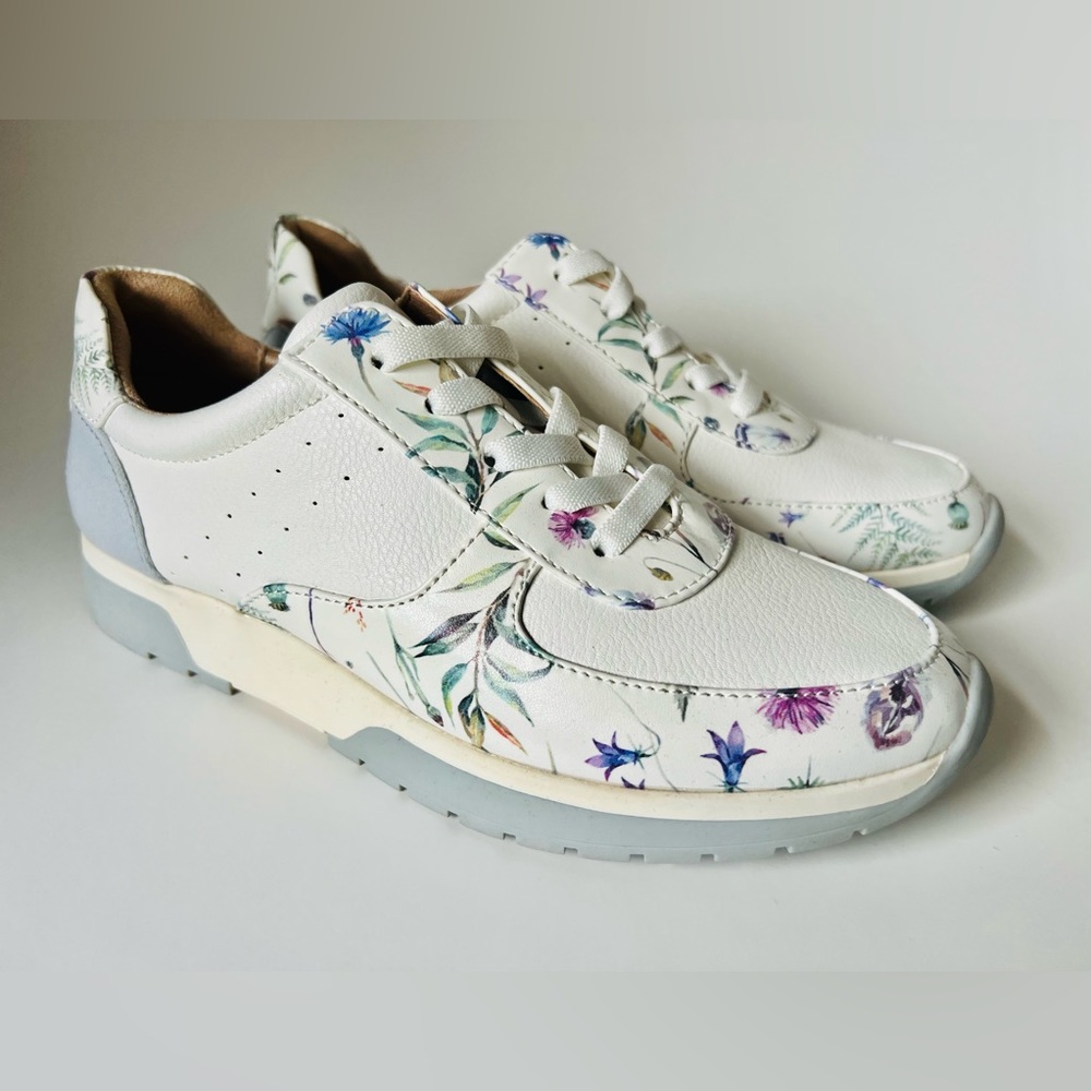 Lifestride Horizon White Multi sneakers.    Size 7m. Brand new. Super comfy!